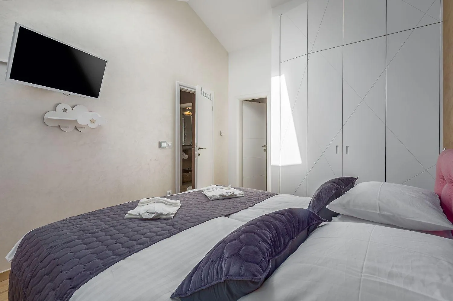 Kaštelir Atemberaubende Villa Mit Pool, Jacuzzi, Sauna, Panoramablick, Eigener Taverne, Spielplatz, Kamin בית נופש